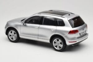 Volkswagen Touareg 7L Silver Metallic Kyosho 1:18 8821CS Metāls — attēls 7 no 8