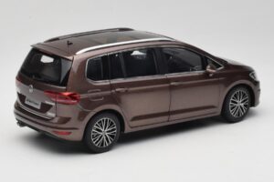Volkswagen Touran 5T Brūns Paudi Model 1:18 ZVE000003BRA Metāls — attēls 3 no 8
