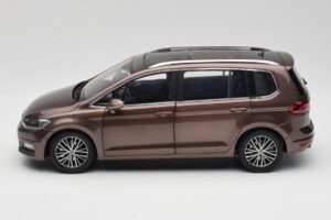 Volkswagen Touran 5T Brūns Paudi Model 1:18 ZVE000003BRA Metāls — attēls 4 no 8