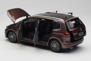 Volkswagen Touran 5T Brūns Paudi Model 1:18 ZVE000003BRA Metāls — attēls 5 no 8