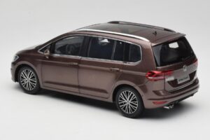 Volkswagen Touran 5T Brūns Paudi Model 1:18 ZVE000003BRA Metāls — attēls 7 no 8