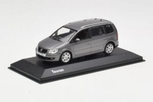 Volkswagen Touran Sport Platinum Grey Minichamps 1:43 TOURAN003 Metāls — attēls 2 no 4