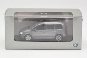 Volkswagen Touran Sport Platinum Grey Minichamps 1:43 TOURAN003 Metāls — attēls 4 no 4