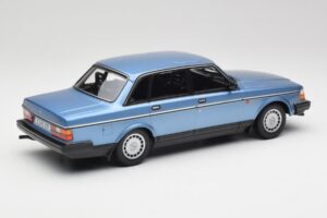 Volvo 240 GL Zils Metalik Minichamps 1:18 155171404 Metāls — attēls 2 no 6