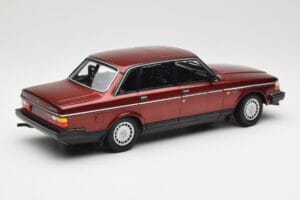 Volvo 240 GL Dark Red Metallic Minichamps 1:18 155171406 Metāls — attēls 2 no 6