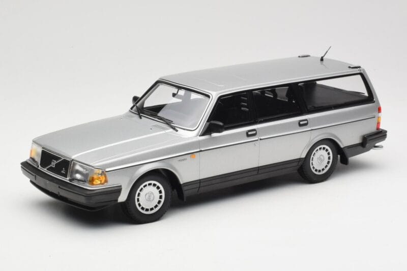 Volvo 240 GL Estate Sudrabs Minichamps 1:18 155171416 Metāls