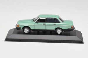 Volvo 240 GL Zaļš Metaliks Minichamps 1:43 400171402 Metāls