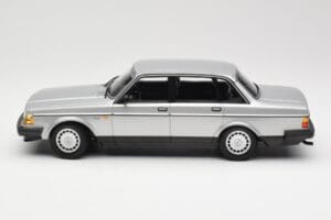 Volvo 240 GL Sudrabs Minichamps 1:18 155171408 Metāls — attēls 3 no 6