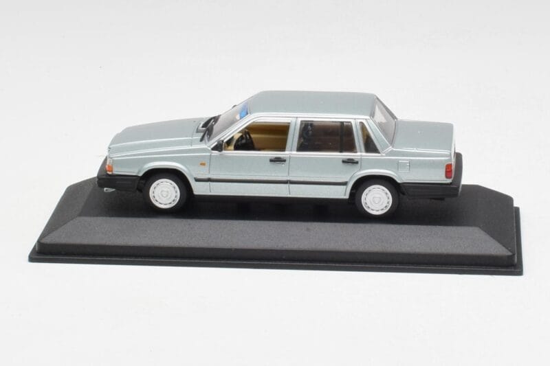 Volvo 240 GL Sudraba Metallic Minichamps 1:43 940171402 Metāls
