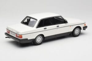 Volvo 240 GL Balts Minichamps 1:18 155171402 Metāls — attēls 2 no 6