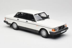 Volvo 240 GL Balts Minichamps 1:18 155171402 Metāls — attēls 4 no 6