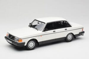 Volvo 240 GL Balts Minichamps 1:18 155171402 Metāls