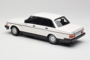 Volvo 240 GL Balts Minichamps 1:18 155171402 Metāls — attēls 5 no 6