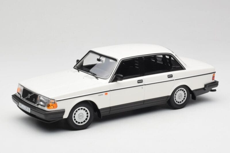 Volvo 240 GL Balts Minichamps 1:18 155171402 Metāls