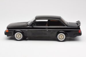 Volvo 240 Turbo Melns Custom IXO 1:18 18CMC178 Metāls — attēls 3 no 6
