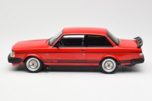 Volvo 240 Turbo Sarkans Custom IXO 1:18 18CMC177 Metāls — attēls 3 no 5