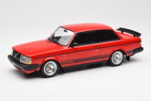 Volvo 240 Turbo Sarkans Custom IXO 1:18 18CMC177 Metāls