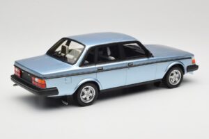 Volvo 244 Turbo Gaiši Zils DNA 1:18 DNA000135 Metāls — attēls 2 no 6