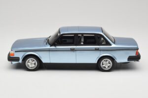 Volvo 244 Turbo Gaiši Zils DNA 1:18 DNA000135 Metāls — attēls 3 no 6