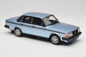 Volvo 244 Turbo Gaiši Zils DNA 1:18 DNA000135 Metāls — attēls 4 no 6