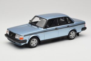 Volvo 244 Turbo Gaiši Zils DNA 1:18 DNA000135 Metāls