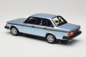 Volvo 244 Turbo Gaiši Zils DNA 1:18 DNA000135 Metāls — attēls 5 no 6