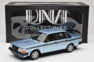 Volvo 244 Turbo Gaiši Zils DNA 1:18 DNA000135 Metāls — attēls 6 no 6