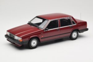 Volvo 740 GL Sarkans Minichamps 1:18 155171704 Metāls