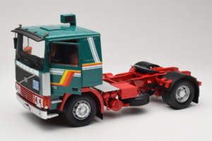 Volvo F1220 Zaļš Sarkans Road Kings 1:18 RK180032 Metāls — attēls 2 no 8