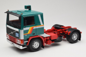Volvo F1220 Zaļš Sarkans Road Kings 1:18 RK180032 Metāls