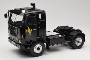 Volvo F88 John Player Special Black MCG 1:18 MCG18217 Metāls — attēls 2 no 8