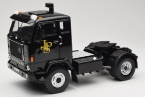 Volvo F88 John Player Special Black MCG 1:18 MCG18217 Metāls