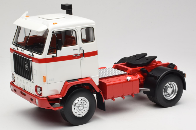 Volvo F88 Balts Sarkans MCG 1:18 MCG18141 Metāls