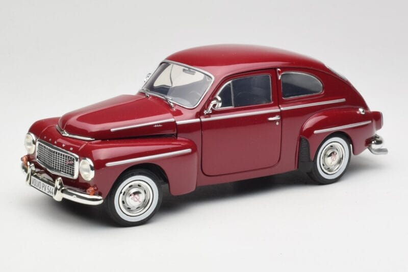 Volvo PV544 Cherry Red Revell 1:18 08887 Metāls