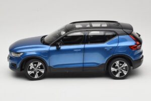 Volvo XC40 Recharge Zils Metaliks Paudi Model 1:18 2562373 Metāls — attēls 4 no 8