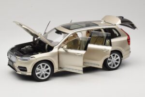 Volvo XC90 Luminous Sand Yellow Paudi Model 1:18 9430841 Metāls — attēls 2 no 8