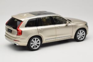 Volvo XC90 Luminous Sand Yellow Paudi Model 1:18 9430841 Metāls — attēls 3 no 8