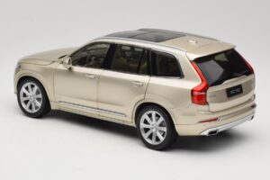 Volvo XC90 Luminous Sand Yellow Paudi Model 1:18 9430841 Metāls — attēls 7 no 8