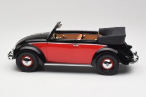 Volkswagen Beetle Kabriolets Melns & Sarkans Minichamps 1:18 107054132 Sveķi — attēls 3 no 6