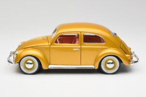 Volkswagen Beetle Zelta Bburago 1:18 3361 Metāls — attēls 4 no 8