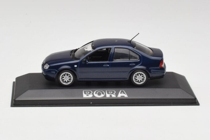 Volkswagen Bora Ocean Zils Minichamps 1:43 8198223B Metāls
