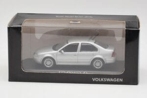 Volkswagen Bora Reflex Sudraba Minichamps 1:43 81982223S Metāls — attēls 4 no 4