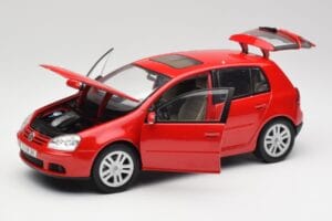 Volkswagen Golf Mk5 4-Door Tornado Sarkans Bburago 1:18 GOLF001 Metāls — attēls 2 no 8