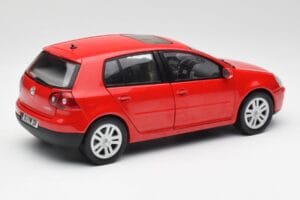 Volkswagen Golf Mk5 4-Door Tornado Sarkans Bburago 1:18 GOLF001 Metāls — attēls 3 no 8