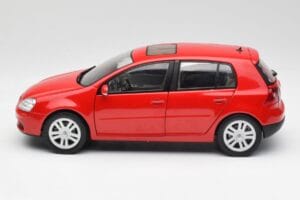 Volkswagen Golf Mk5 4-Door Tornado Sarkans Bburago 1:18 GOLF001 Metāls — attēls 4 no 8