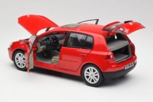 Volkswagen Golf Mk5 4-Door Tornado Sarkans Bburago 1:18 GOLF001 Metāls — attēls 5 no 8