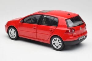 Volkswagen Golf Mk5 4-Door Tornado Sarkans Bburago 1:18 GOLF001 Metāls — attēls 7 no 8