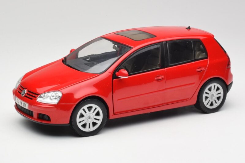 Volkswagen Golf Mk5 4-Door Tornado Sarkans Bburago 1:18 GOLF001 Metāls