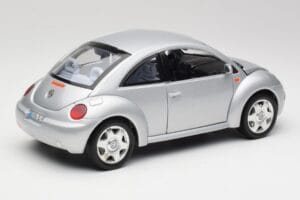 Volkswagen New Beetle Reflex Sudrabs Metāliski Bburago 1:18 3322 Metāls — attēls 3 no 8