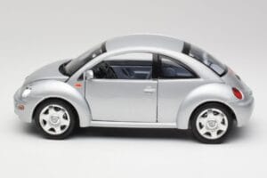 Volkswagen New Beetle Reflex Sudrabs Metāliski Bburago 1:18 3322 Metāls — attēls 4 no 8